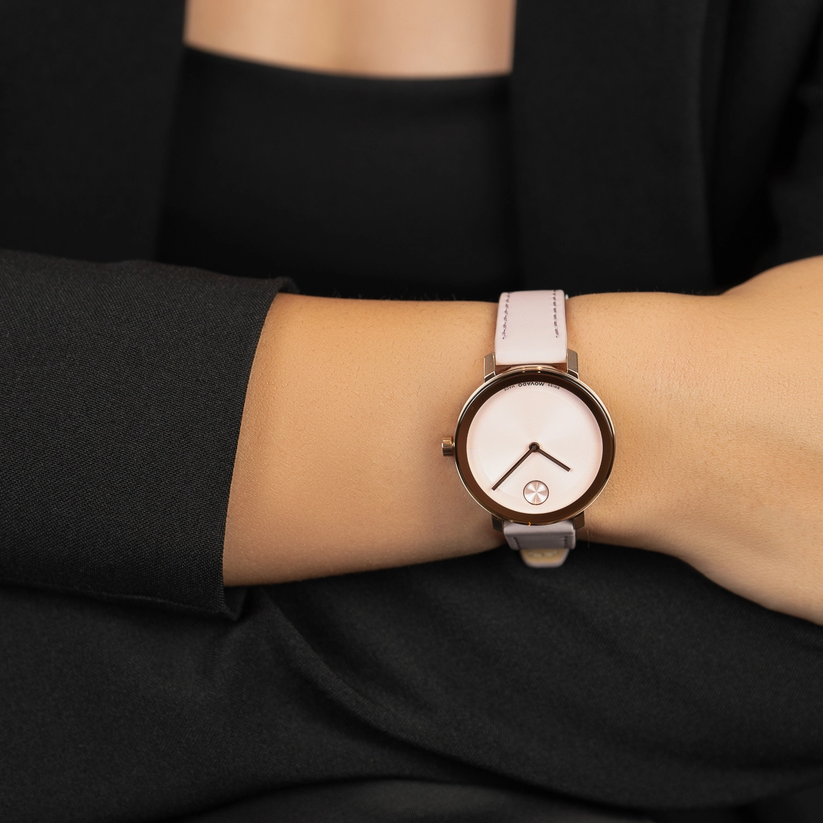 Reloj Movado análogo, para Dama, tablero redondo colores rosado y rosa, estilo sin números, pulso cuero color rosado