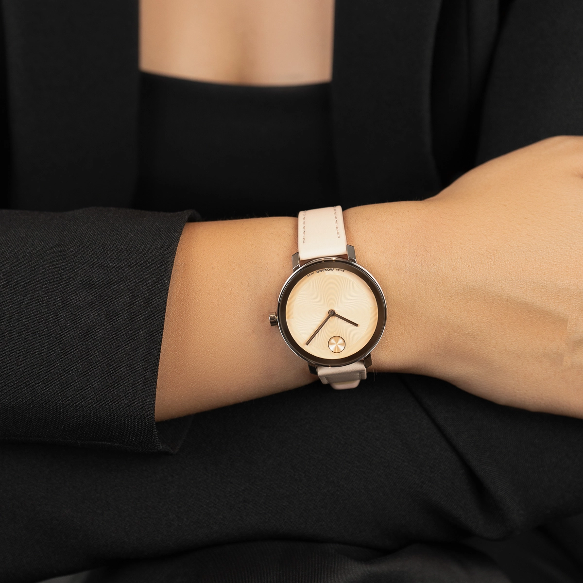 Reloj Movado análogo, para Dama, tablero redondo colores rosa y plateado, estilo sin números, pulso cuero color naranja