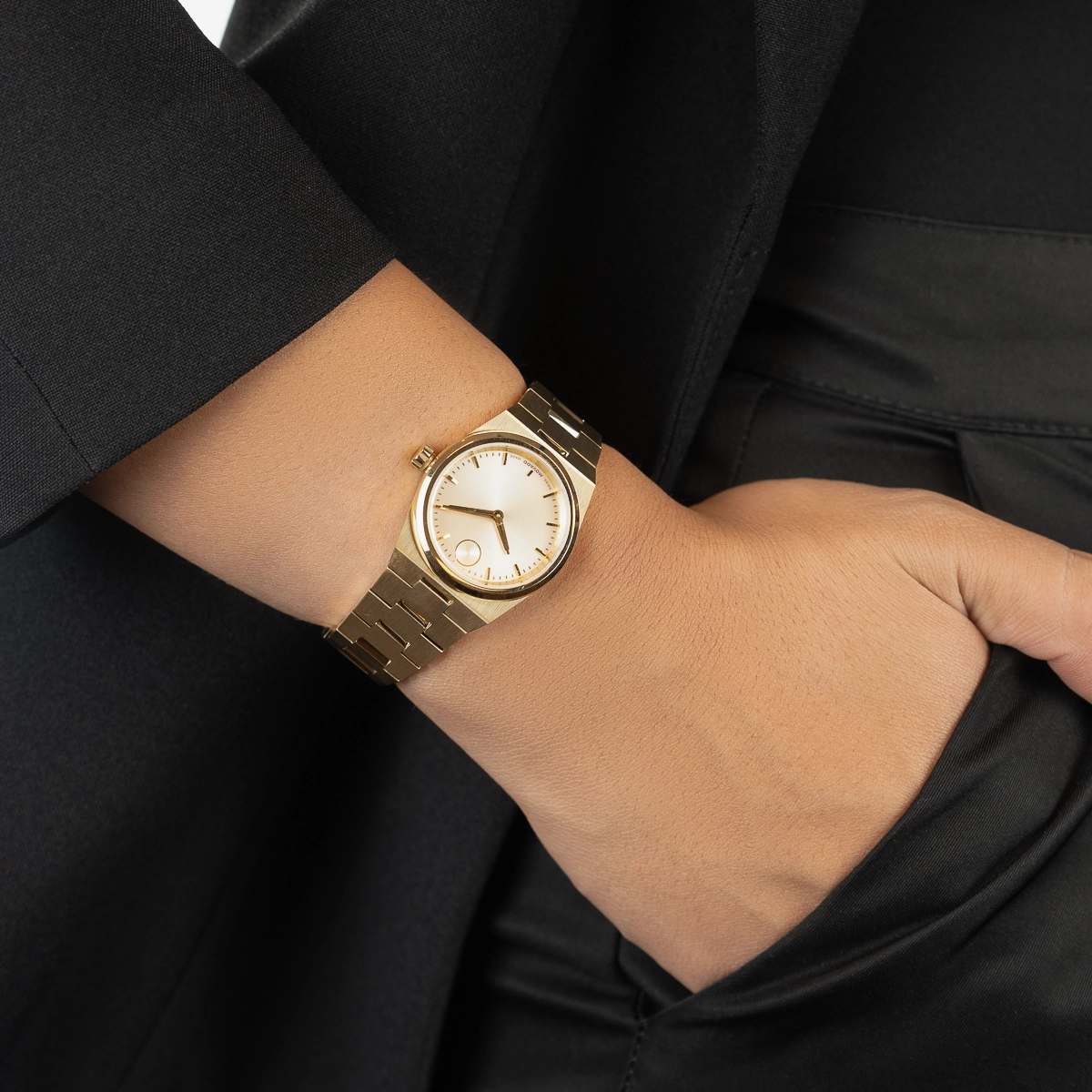 Reloj Movado análogo, para Dama, tablero redondo color dorado, estilo index, pulso acero color dorado