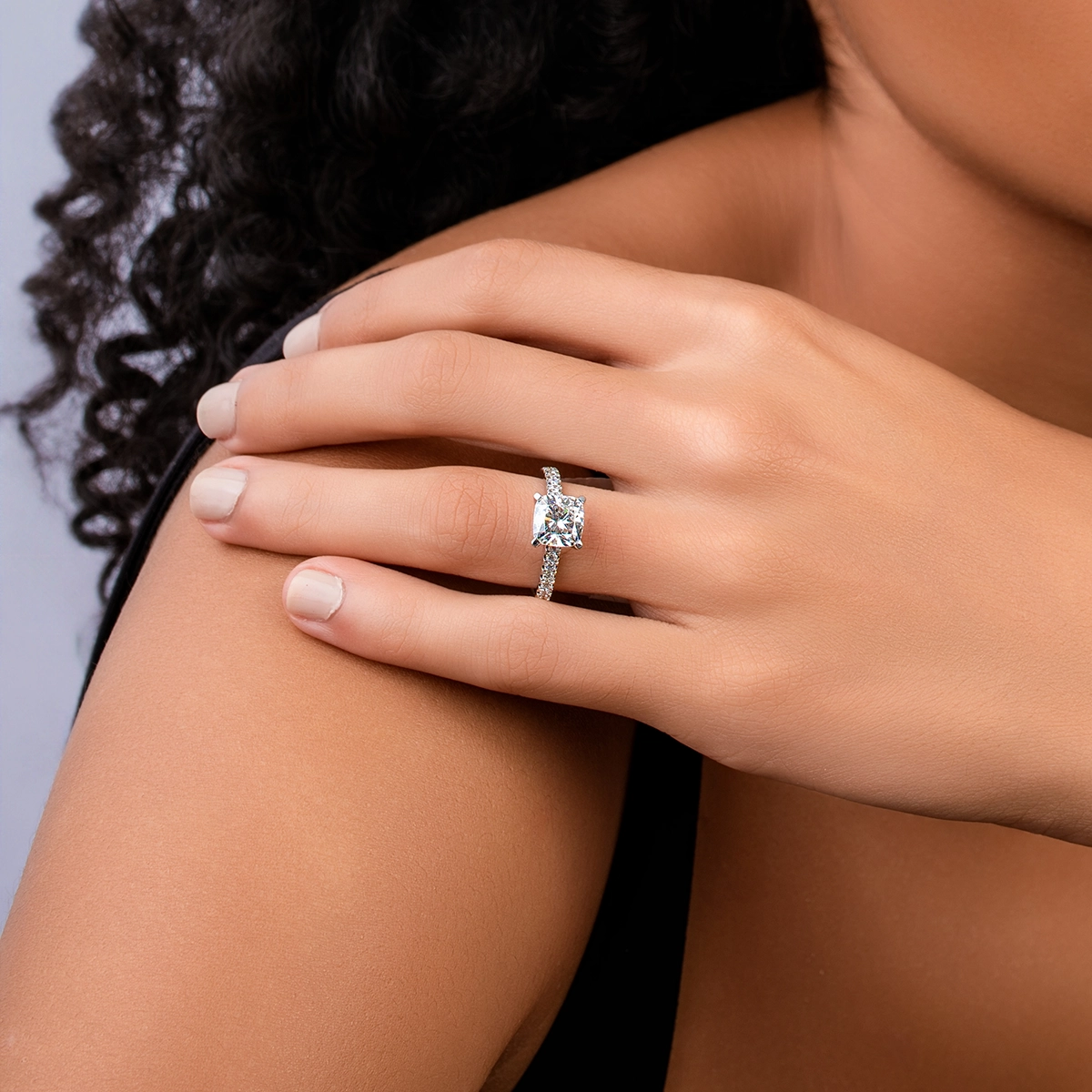 Anillo de compromiso con diamante de laboratorio central cuadrado IGI de 2.00ct y decoración en diamantes de laboratorio, oro 2 tonos 18k, rodinado