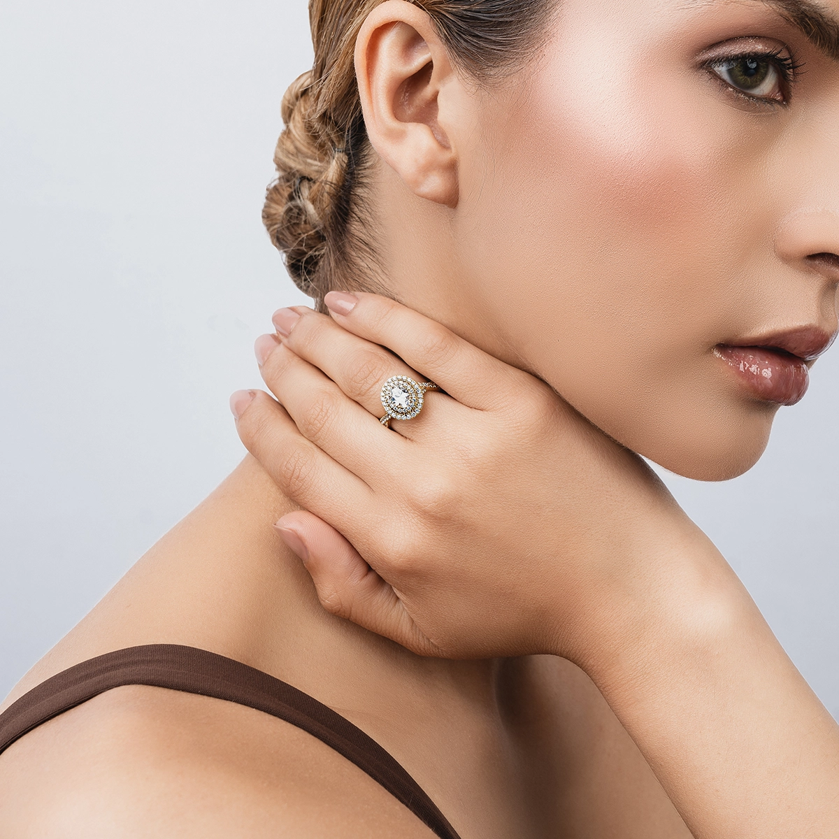 Anillo de compromiso halo doble, con diamante de laboratorio central óvalo IGI de 0.70ct y decoración en diamantes de laboratorio, oro tono amarillo 18k
