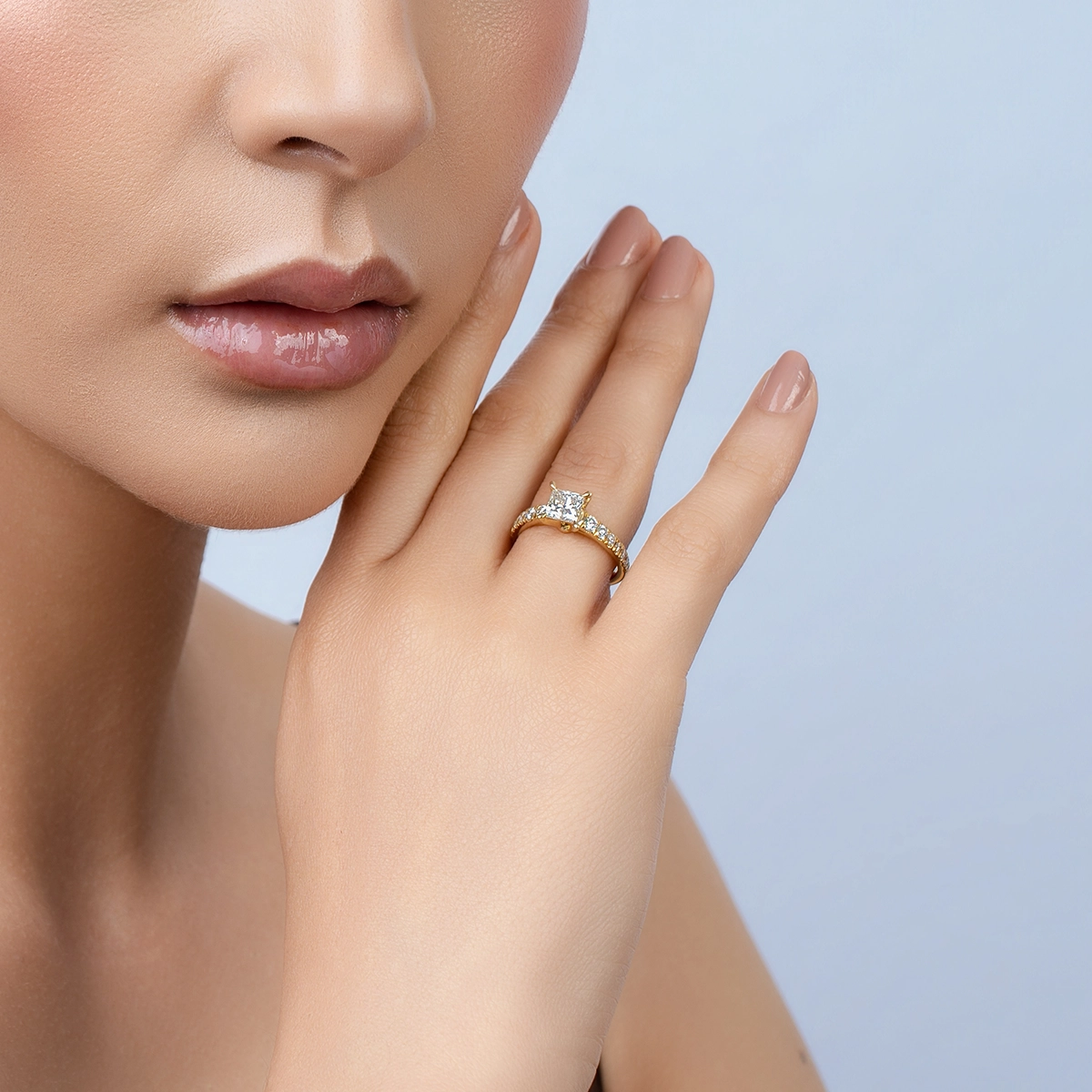 Anillo de compromiso con diamante de laboratorio central princess IGI de 1.00ct y decoración en diamantes de laboratorio, oro tono amarillo 18k