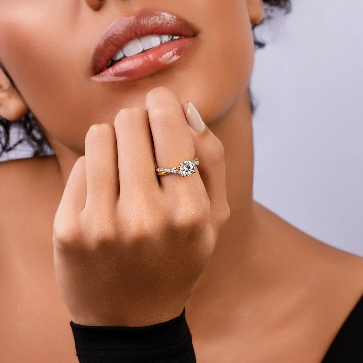 Anillo de compromiso con diamante de laboratorio central redondo IGI de 1.00ct y decoración en diamantes de laboratorio, oro 2 tonos 18k, rodinado