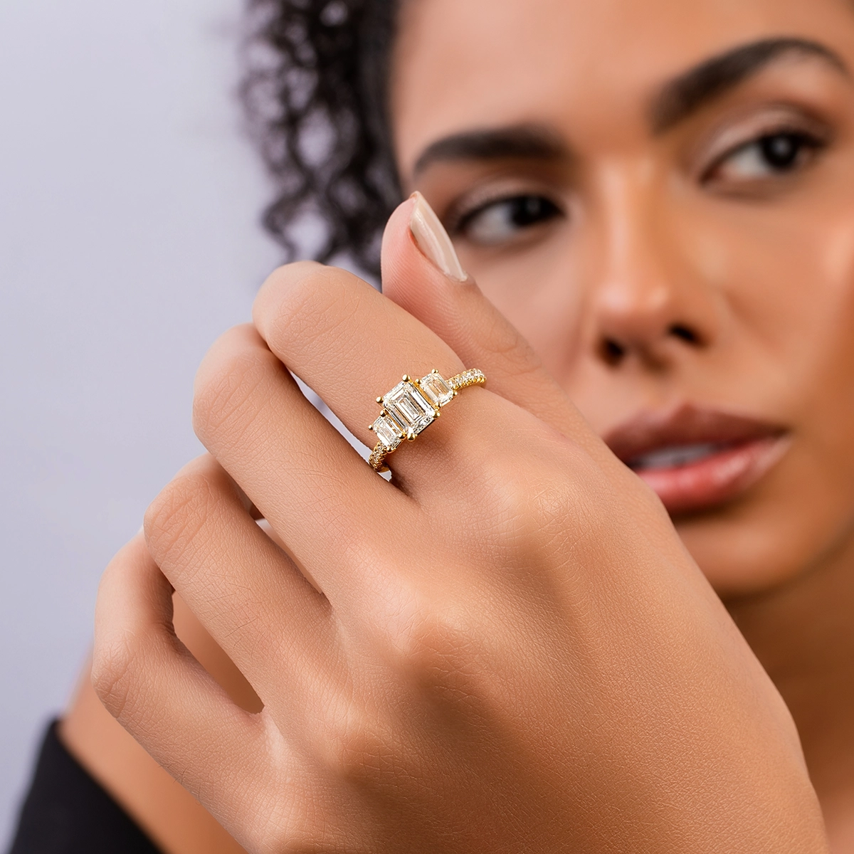 Anillo de compromiso con diamante de laboratorio central corte esmeralda IGI de 1.00ct y decoración en diamantes de laboratorio, oro tono amarillo 18k