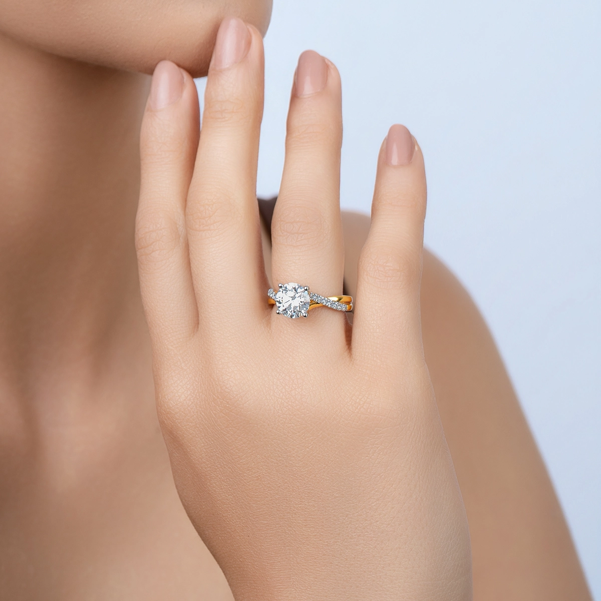 Anillo de compromiso con diamante de laboratorio central redondo IGI de 2.00ct y decoración en diamantes de laboratorio, oro 2 tonos 18k, rodinado