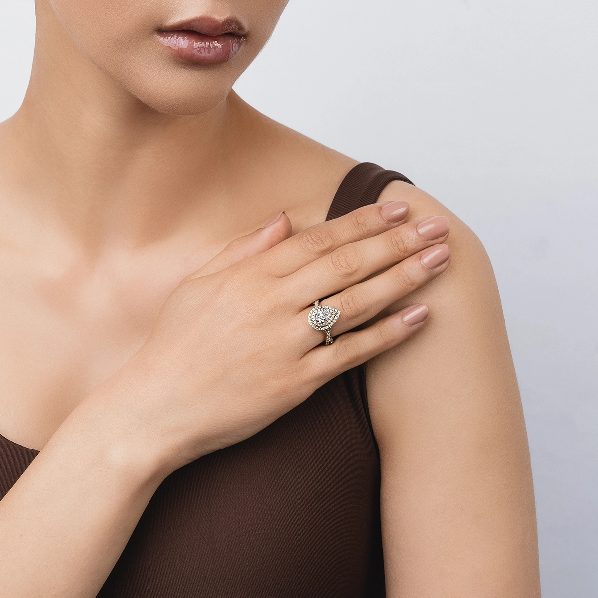 Anillo de compromiso halo doble, con diamante de laboratorio central pera IGI de 0.70ct y decoración en diamantes de laboratorio, oro tono amarillo 18k