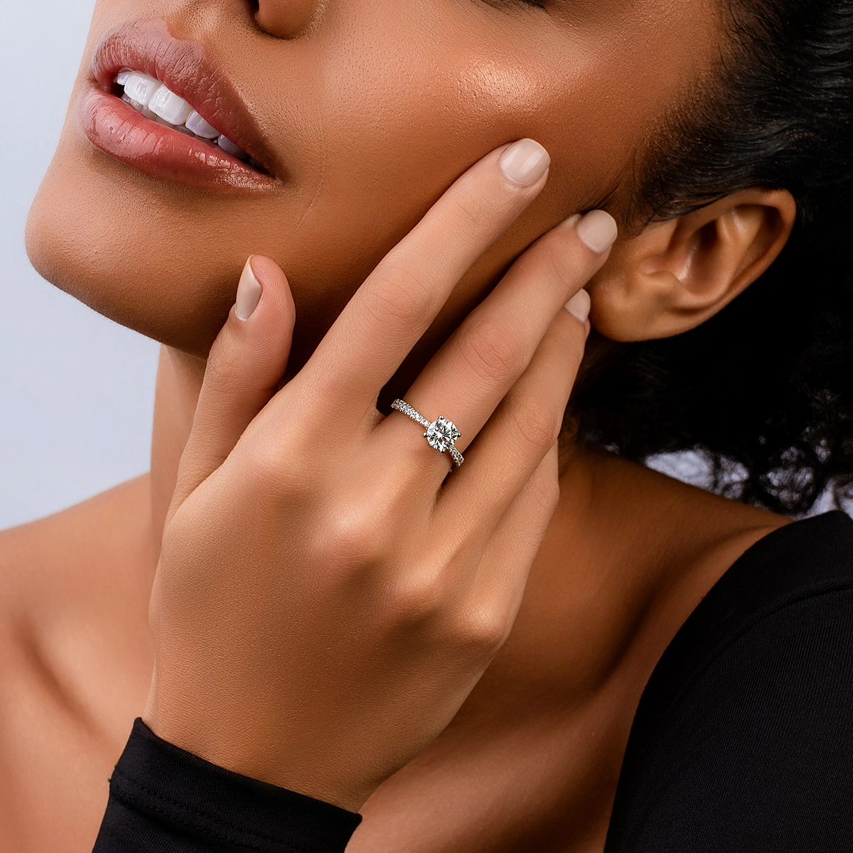 Anillo de compromiso con diamante de laboratorio central redondo IGI de 1.00ct y decoración en diamantes de laboratorio, oro 2 tonos 18k
