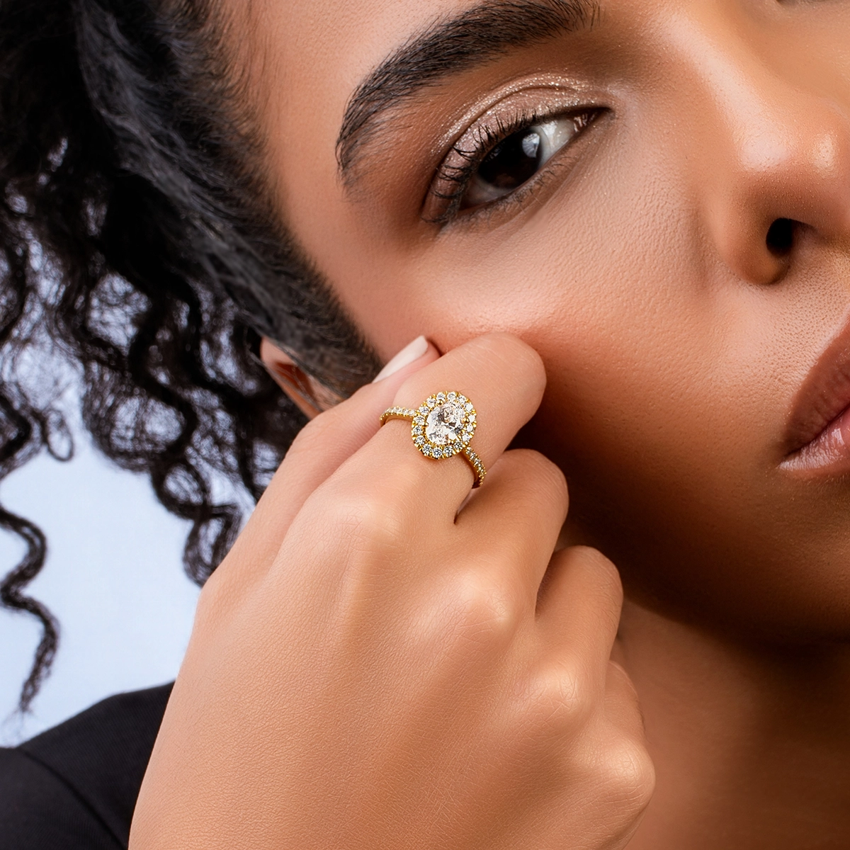 Anillo de compromiso halo oval, con diamante de laboratorio central óvalo IGI de 1.00ct y decoración en diamantes de laboratorio, oro tono amarillo 18k