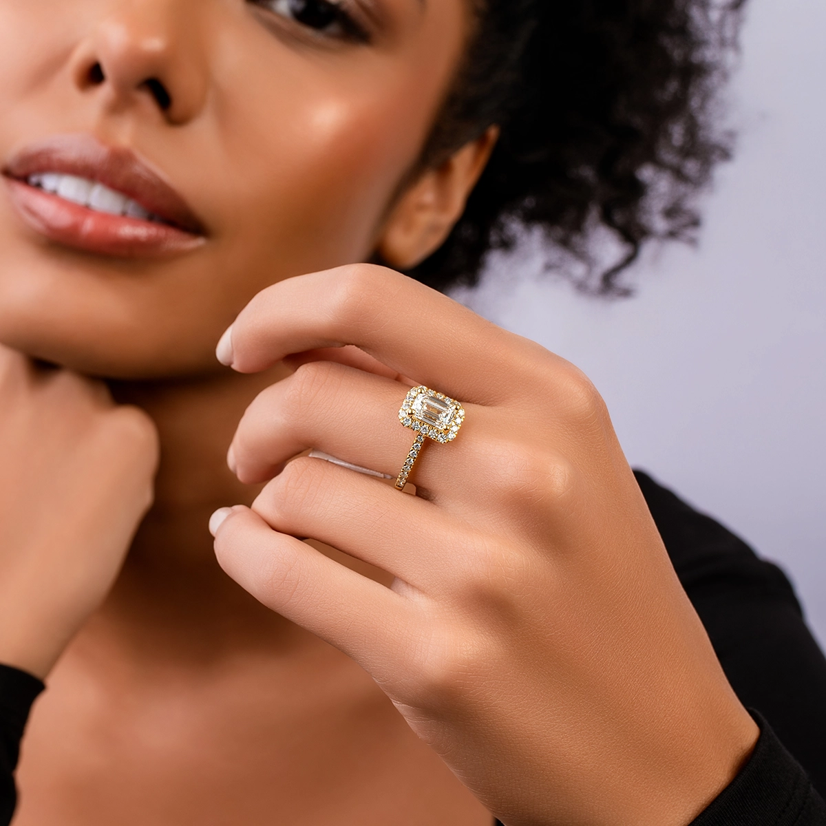 Anillo de compromiso halo rectangular, con diamante de laboratorio central corte esmeralda IGI de 1.50ct y decoración en diamantes de laboratorio, oro tono amarillo 18k