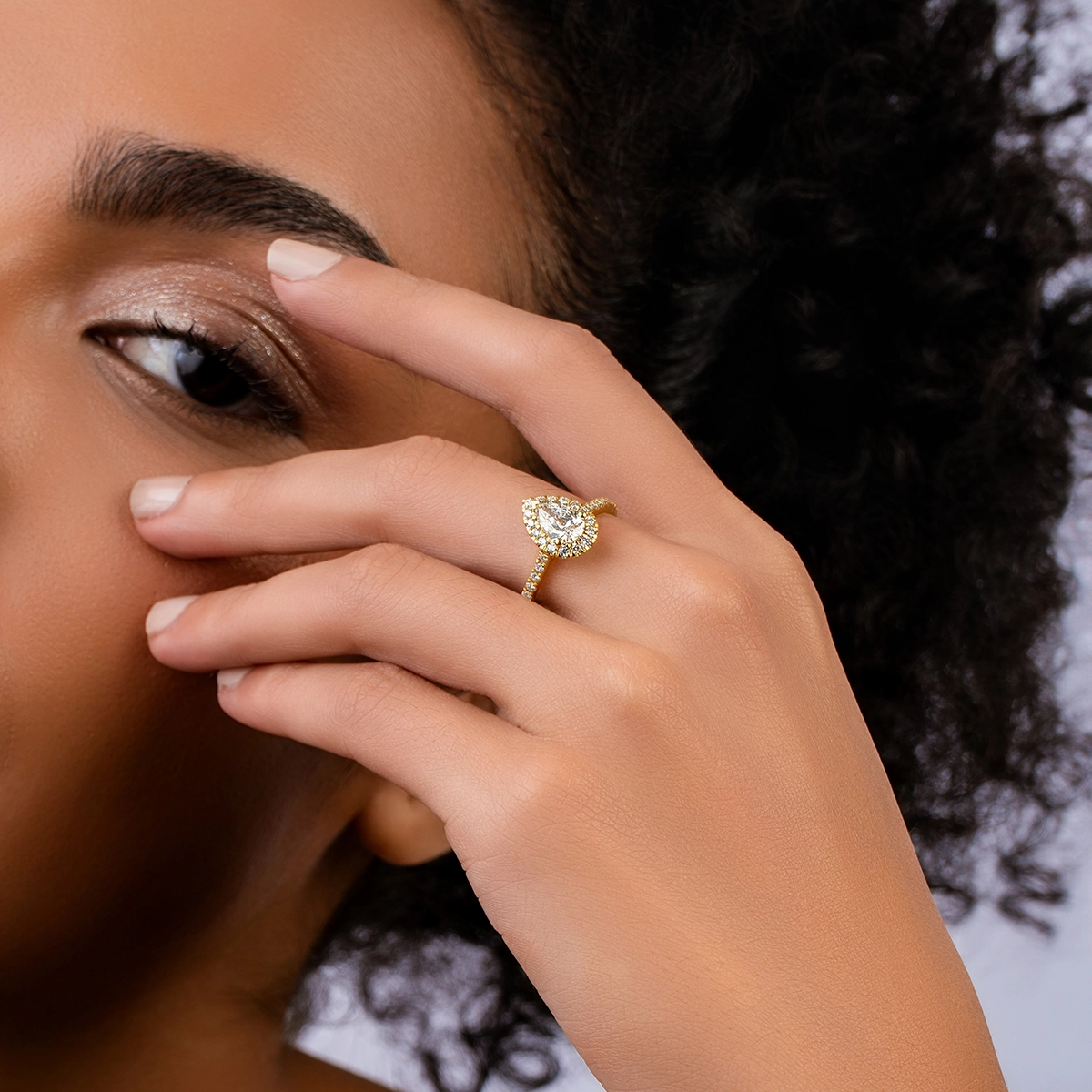 Anillo de compromiso halo pera, con diamante de laboratorio central pera IGI de 0.75ct y decoración en diamantes de laboratorio, oro tono amarillo 18k