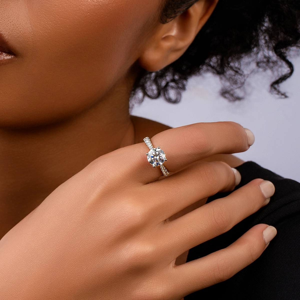 Anillo de compromiso con diamante de laboratorio central redondo IGI de 2.00ct y decoración en diamantes de laboratorio, oro 2 tonos 18k, rodinado