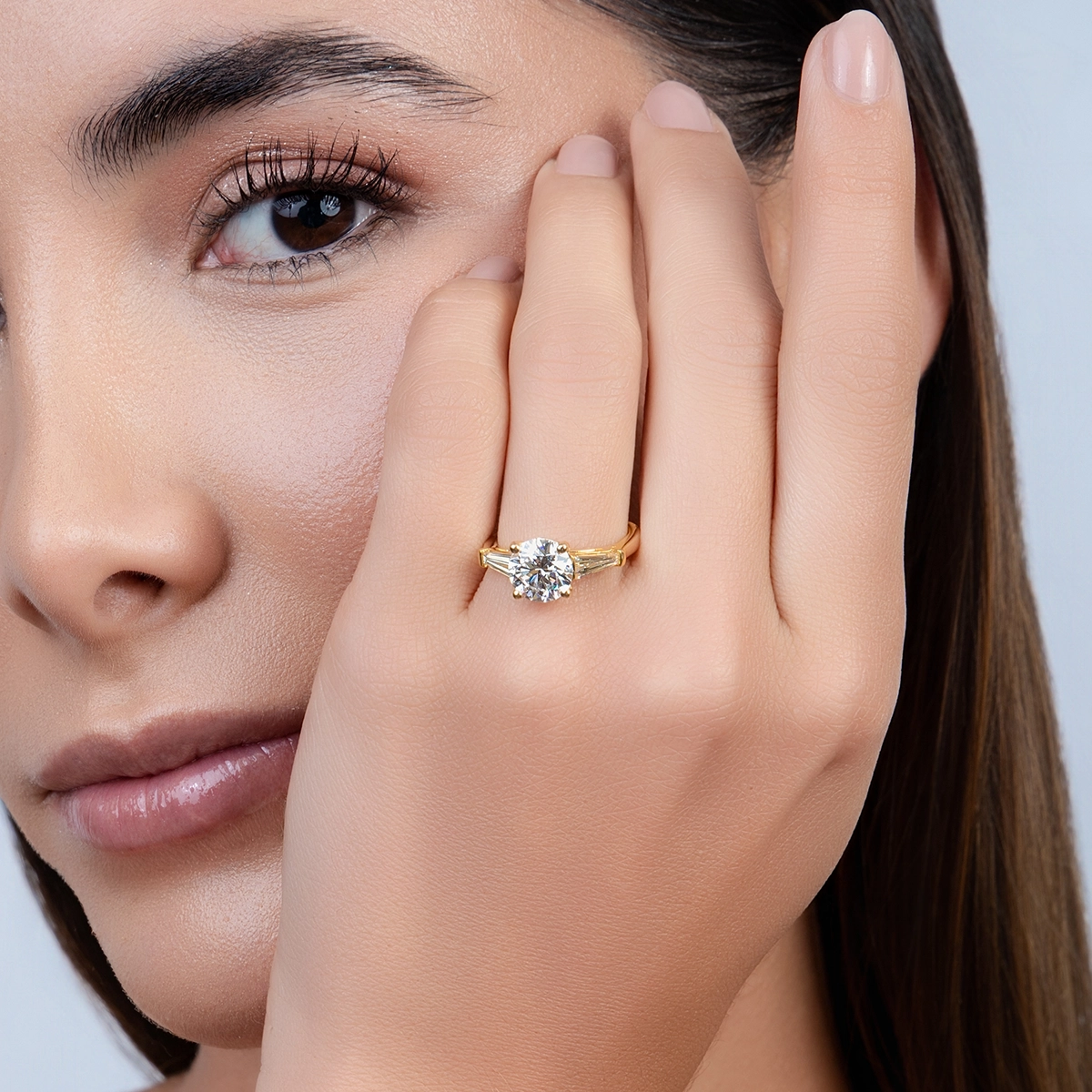 Anillo de compromiso con diamante de laboratorio central redondo IGI de 2.00ct y decoración en diamantes de laboratorio, oro tono amarillo 18k