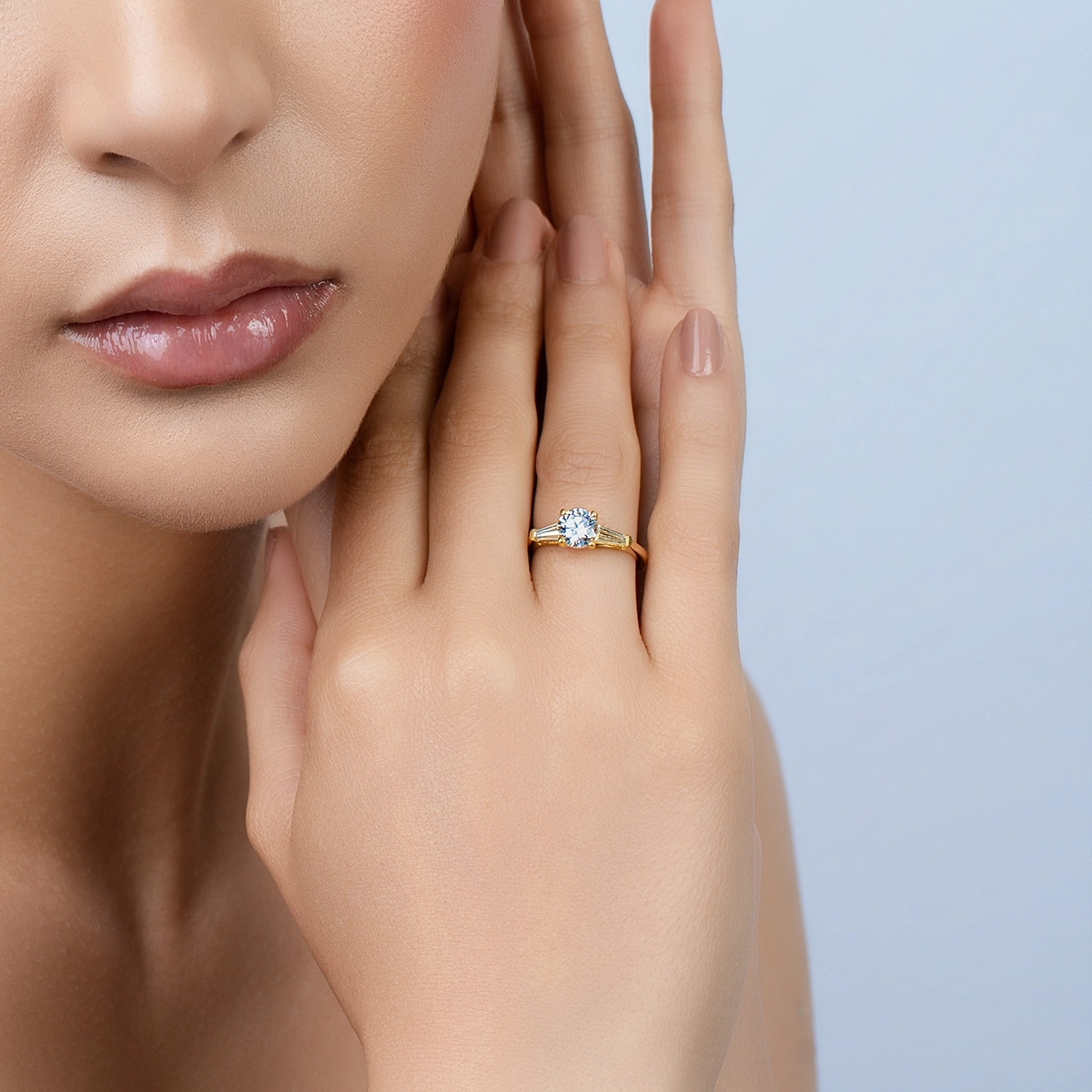 Anillo de compromiso con diamante de laboratorio central redondo IGI de 1.00ct y decoración en diamantes de laboratorio, oro tono amarillo 18k