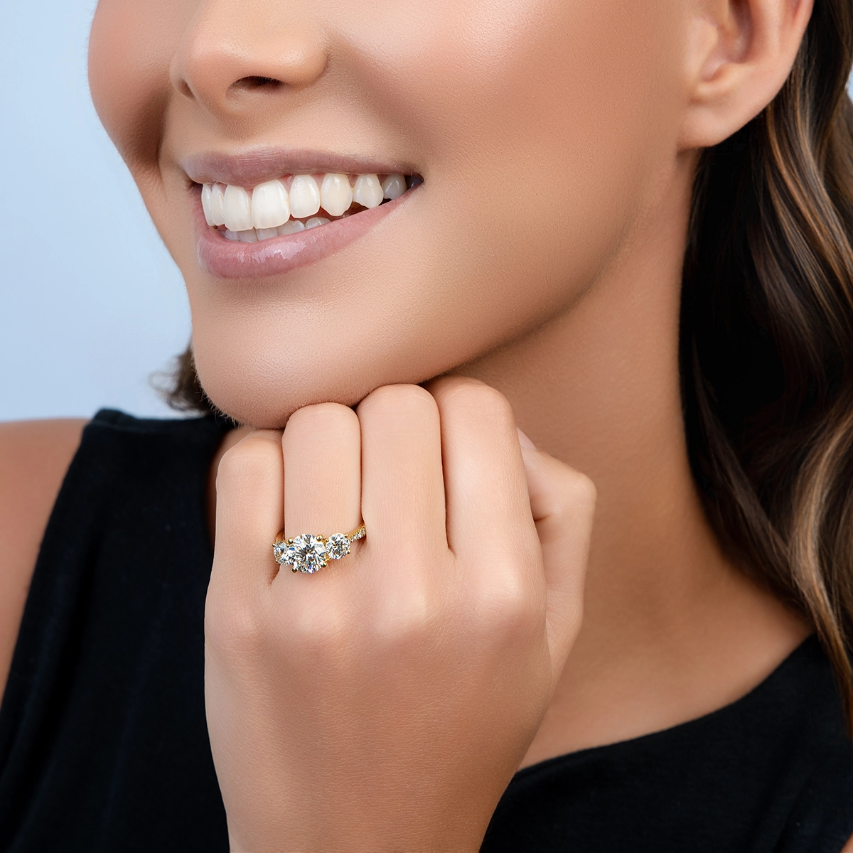 Anillo de compromiso con diamante de laboratorio central redondo IGI de 2.00ct y decoración en diamantes de laboratorio, oro tono amarillo 18k