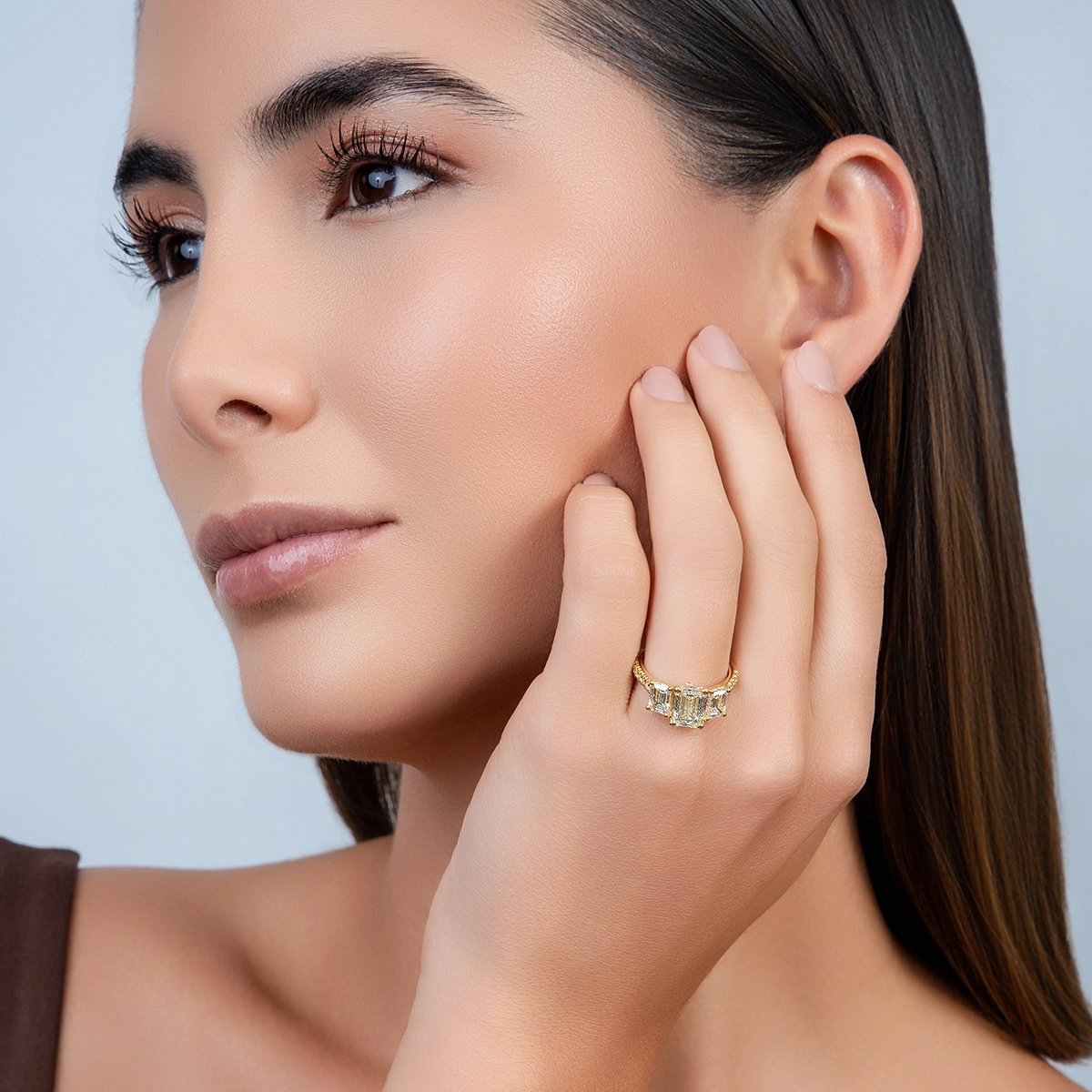 Anillo de compromiso con diamante de laboratorio central corte esmeralda IGI de 2.00ct y decoración en diamantes de laboratorio, oro tono amarillo 18k