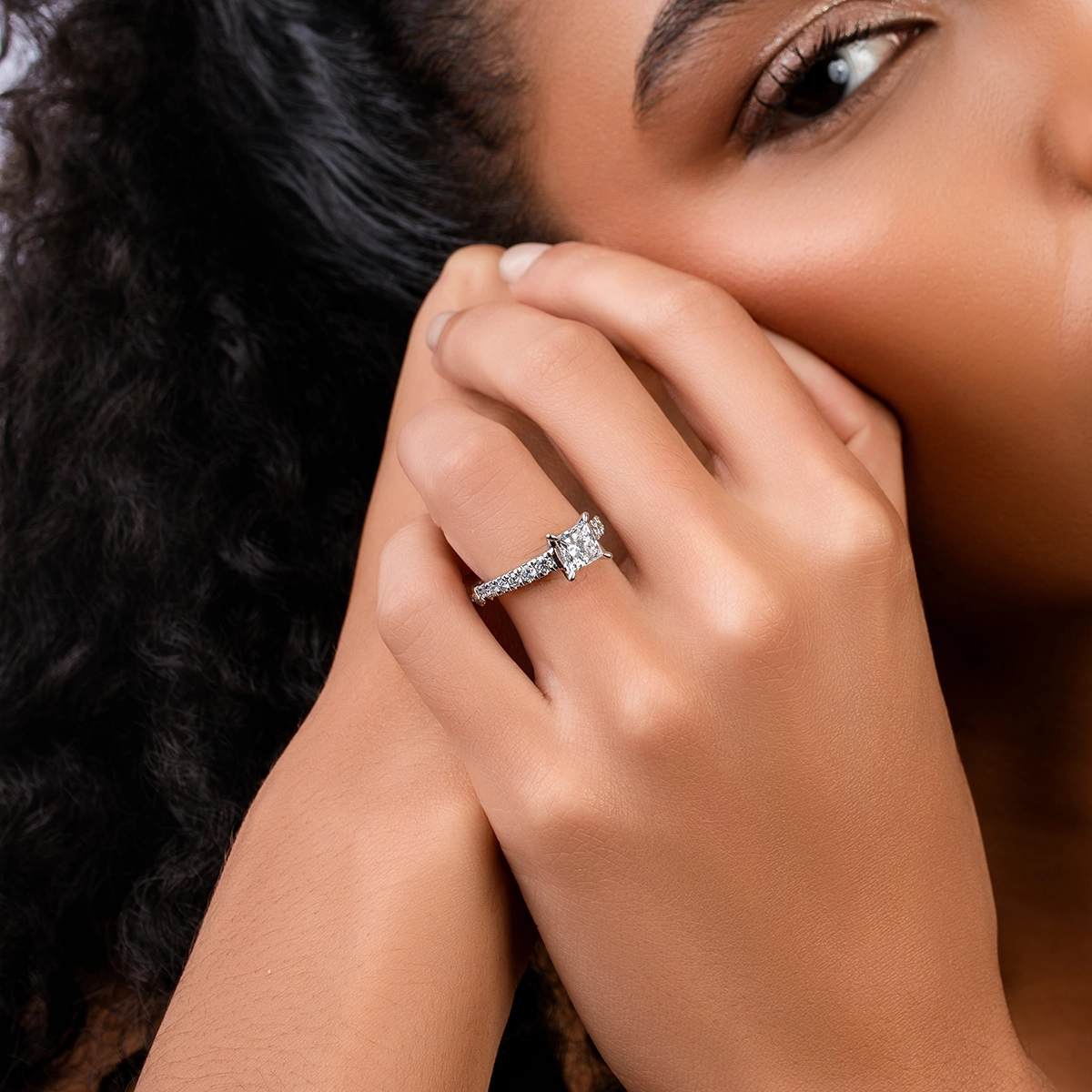 Anillo de compromiso con diamante de laboratorio central princess IGI y decoración en diamantes de laboratorio, oro tono blanco 18k, rodinado
