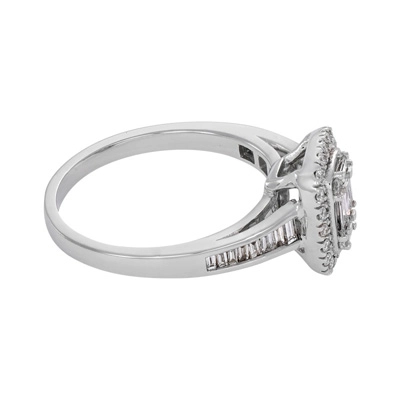 Anillo de compromiso halo rectangular, con diamantes con un peso total de 0.66ct, oro tono blanco 18k, rodinado, liso