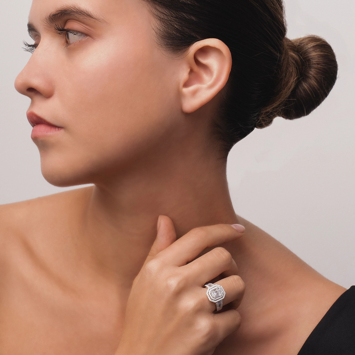 Anillo de compromiso halo doble, con diamantes con un peso total de 1.16ct, oro tono blanco 18k, rodinado, liso