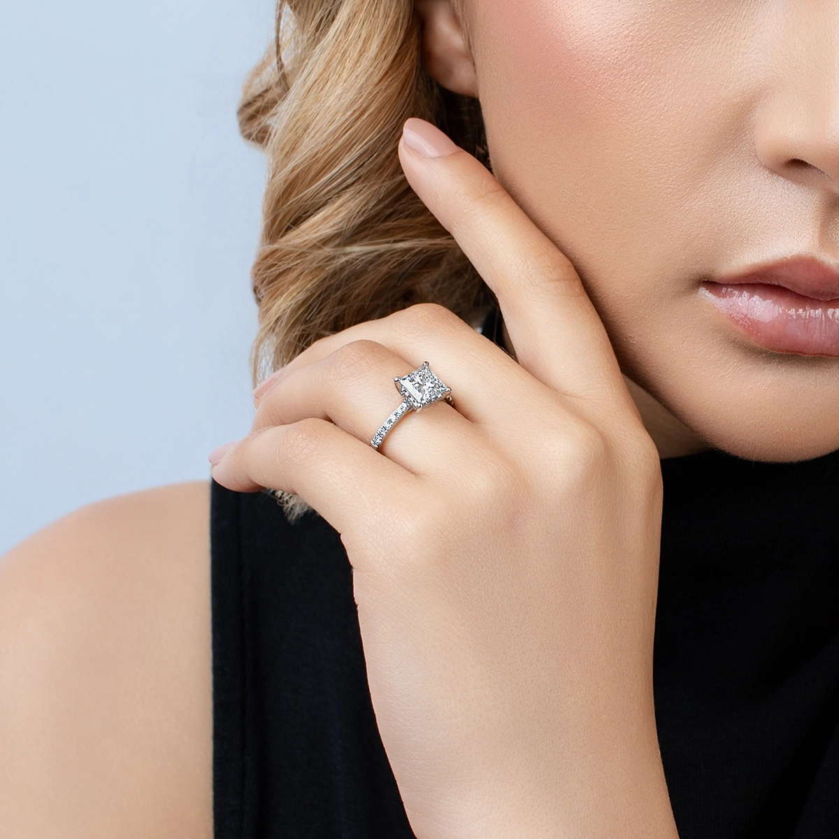 Anillo de compromiso con diamante de laboratorio central princess IGI de 2.00ct y decoración en diamantes de laboratorio, oro tono blanco 18k, rodinado