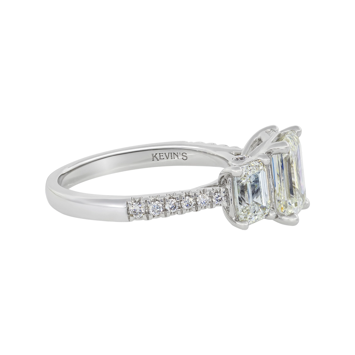 Anillo de compromiso con diamante de laboratorio central corte esmeralda IGI de 2.00ct y decoración en diamantes de laboratorio, oro tono blanco 18k, rodinado