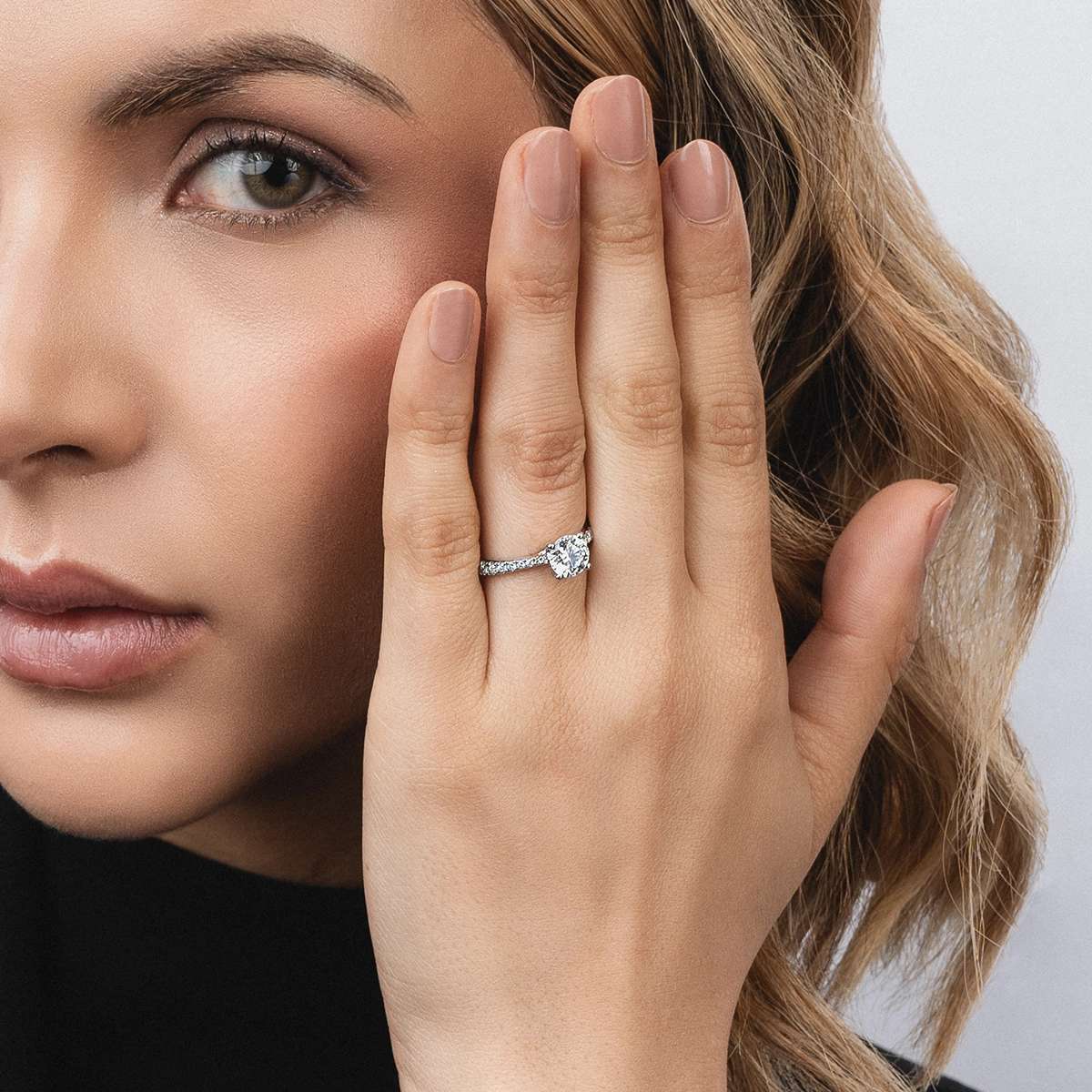 Anillo de compromiso con diamante de laboratorio central redondo IGI de 1.00ct y decoración en diamantes de laboratorio, oro tono blanco 18k, rodinado