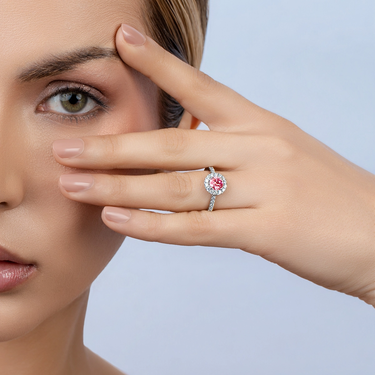 Anillo de compromiso halo redondo, con diamante rosado de laboratorio central redondo IGI de 0.75ct y decoración en diamantes de laboratorio, oro tono blanco 18k, rodinado