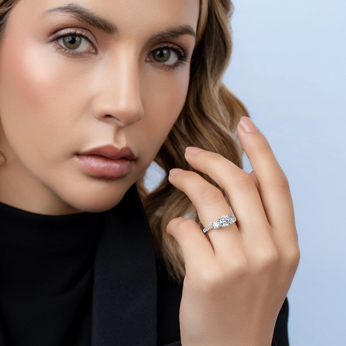 Anillo de compromiso con diamante de laboratorio central redondo IGI de 1.00ct y decoración en diamantes de laboratorio, oro tono blanco 18k, rodinado