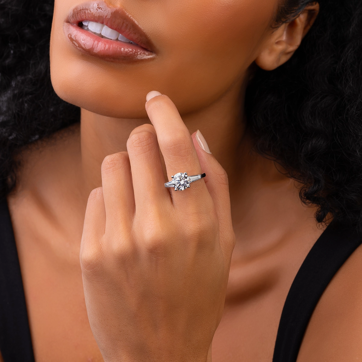 Anillo de compromiso con diamante de laboratorio central redondo IGI de 2.00ct y decoración en diamantes de laboratorio, oro tono blanco 18k, rodinado