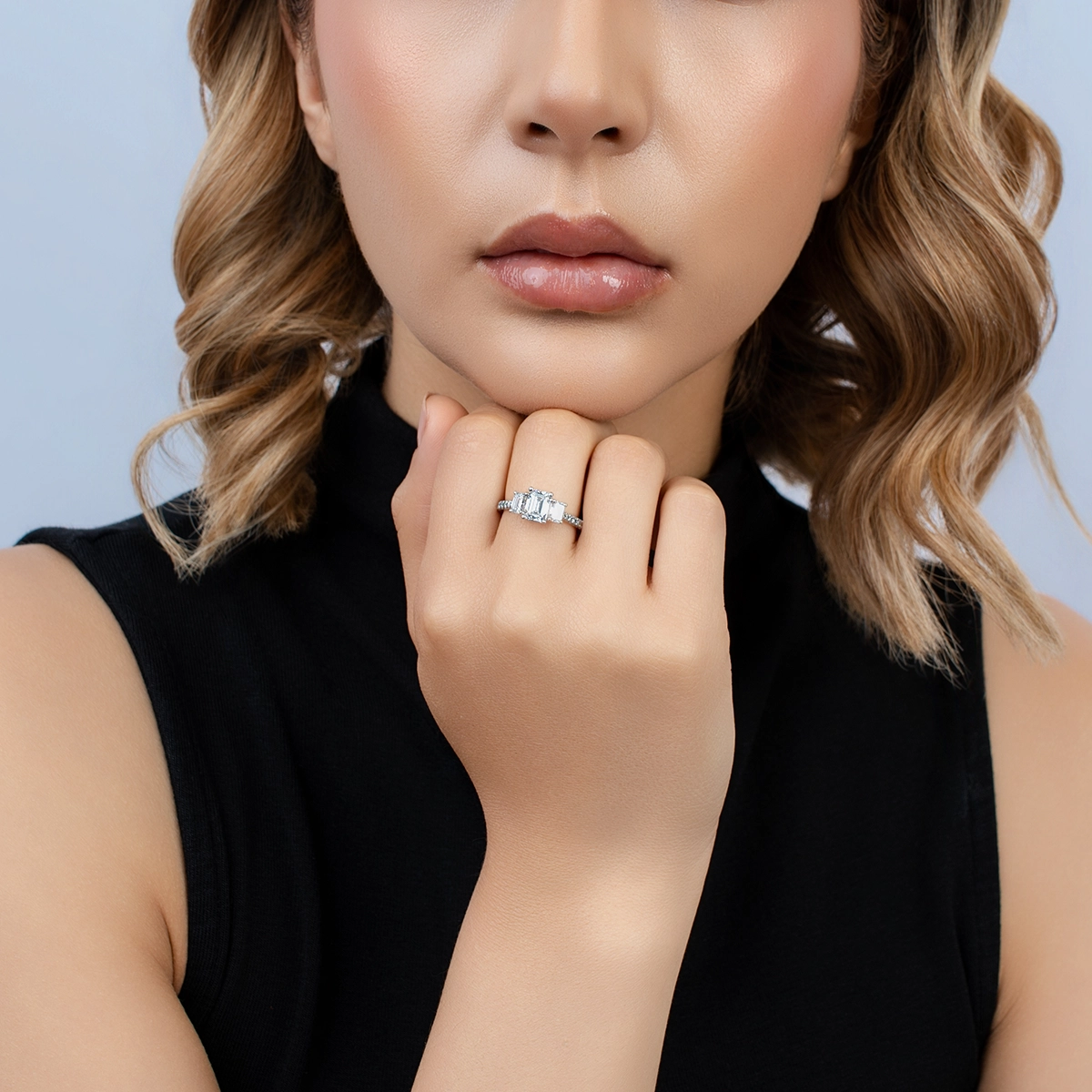Anillo de compromiso con diamante de laboratorio central corte esmeralda IGI de 1.00ct y decoración en diamantes de laboratorio, oro tono blanco 18k, rodinado