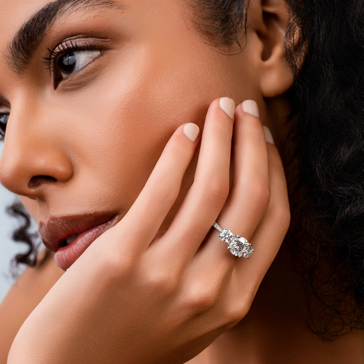 Anillo de compromiso con diamante de laboratorio central redondo IGI de 2.00ct y decoración en diamantes de laboratorio, oro tono blanco 18k, rodinado