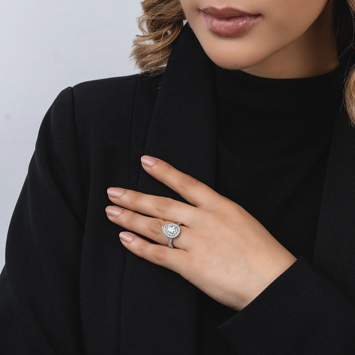 Anillo de compromiso halo doble, con diamante de laboratorio central pera IGI de 0.70ct y decoración en diamantes de laboratorio, oro tono blanco 18k
