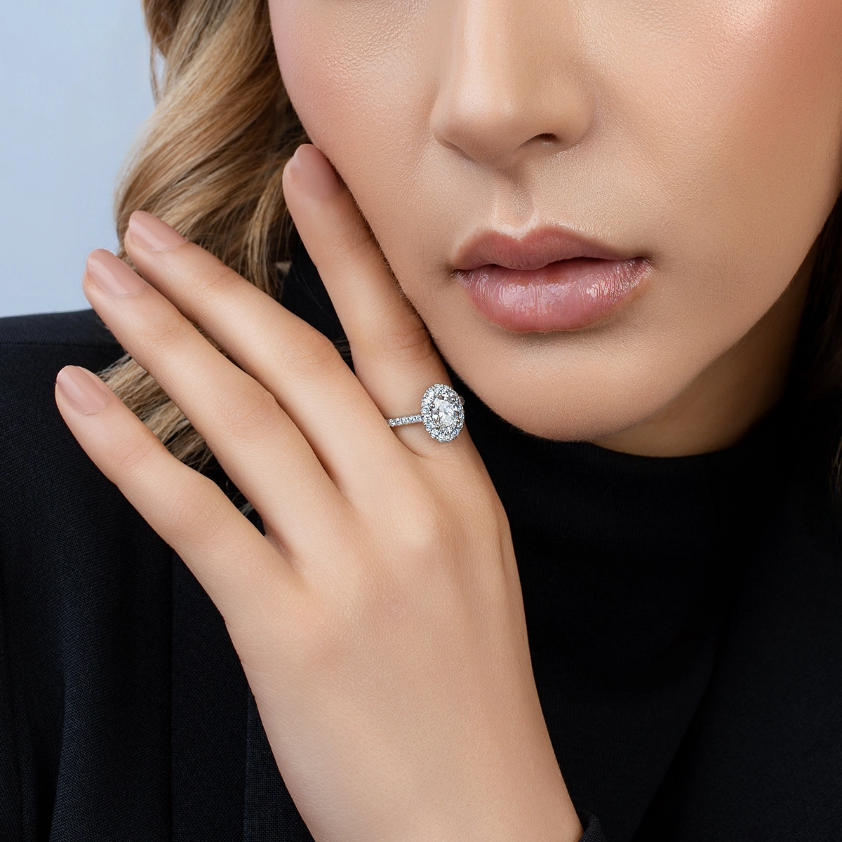 Anillo de compromiso halo oval, con diamante de laboratorio central óvalo IGI de 1.00ct y decoración en diamantes de laboratorio, oro tono blanco 18k, rodinado