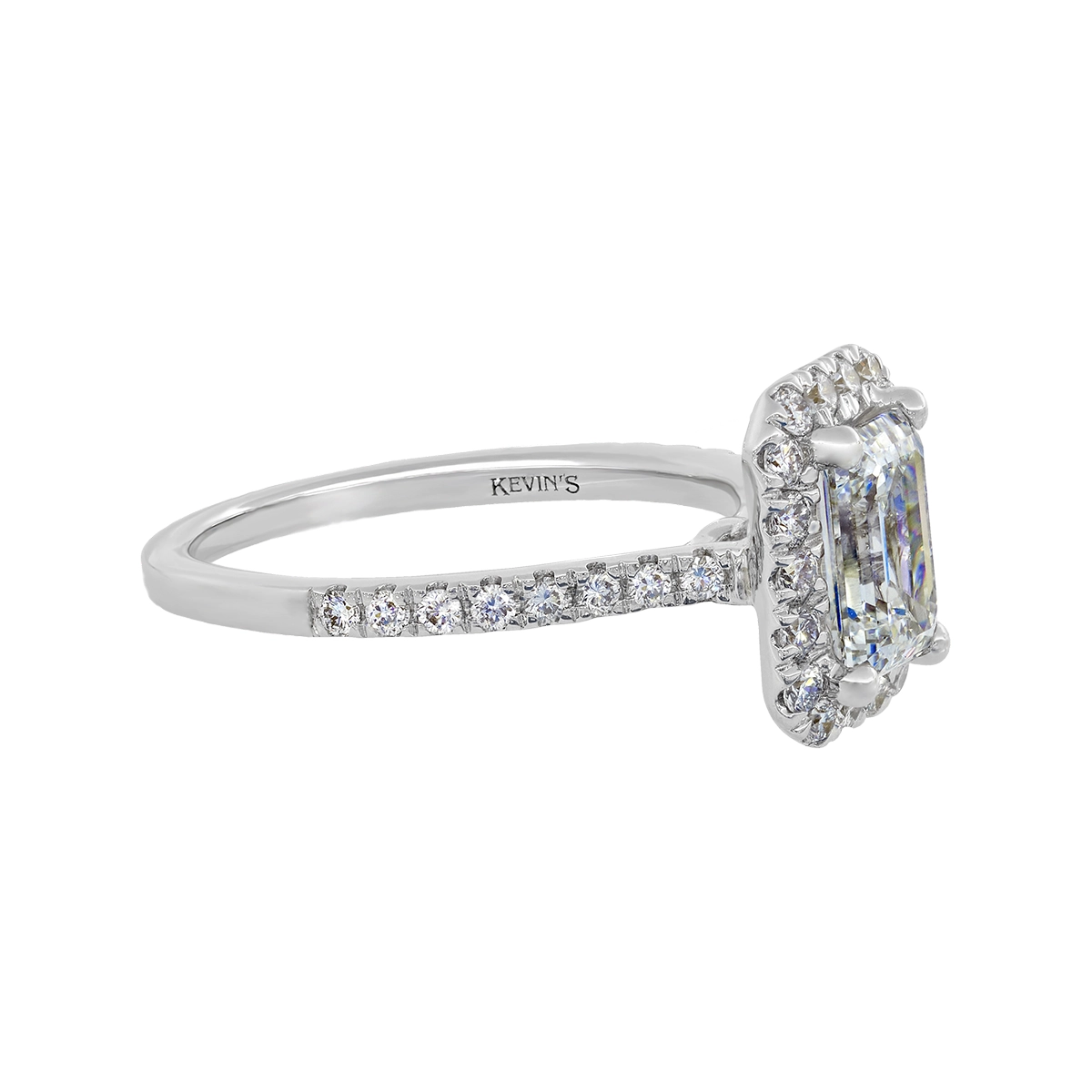 Anillo de compromiso halo rectangular, con diamante de laboratorio central corte esmeralda IGI de 1.50ct y decoración en diamantes de laboratorio, oro tono blanco 18k, rodinado