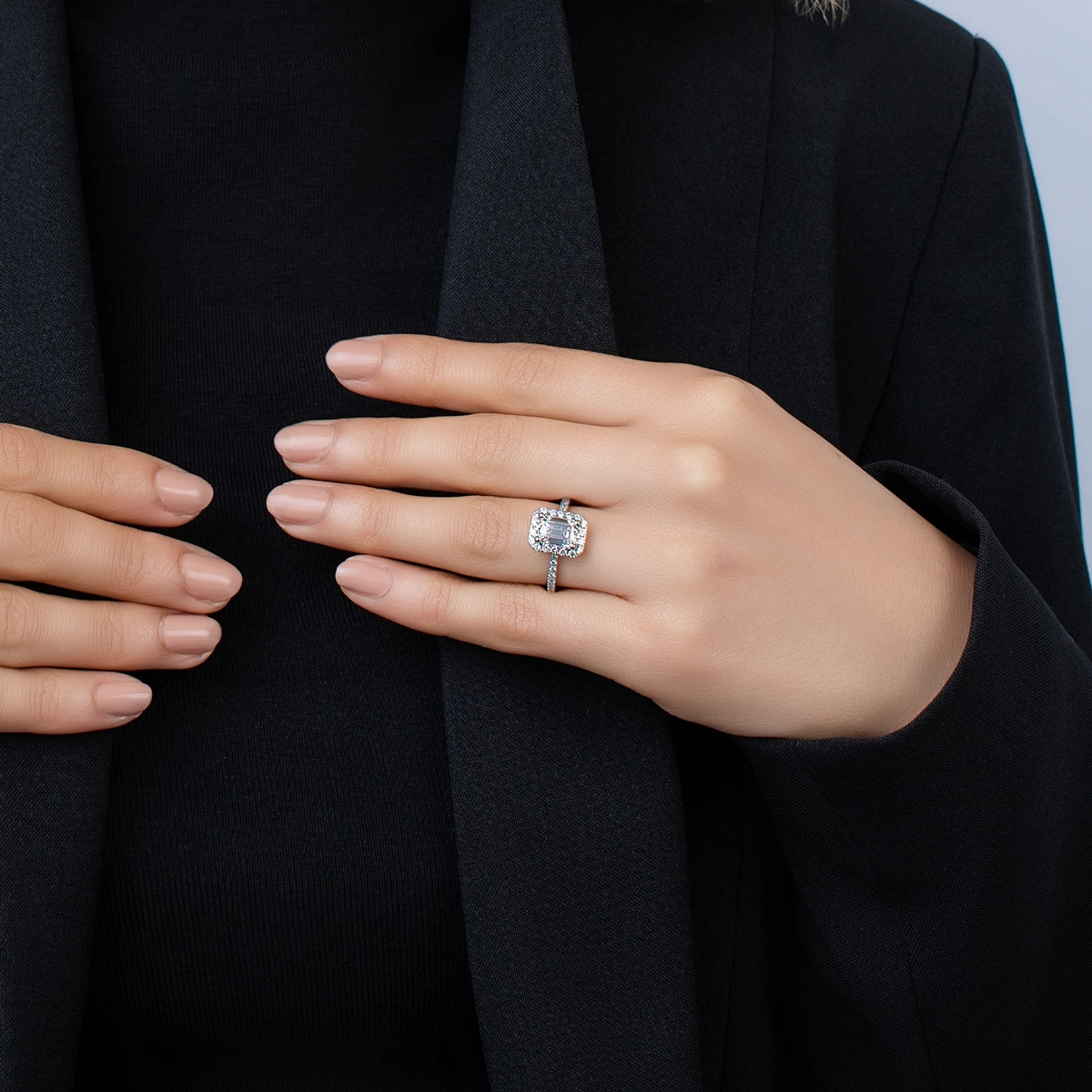 Anillo de compromiso halo rectangular, con diamante de laboratorio central corte esmeralda IGI de 1.50ct y decoración en diamantes de laboratorio, oro tono blanco 18k, rodinado