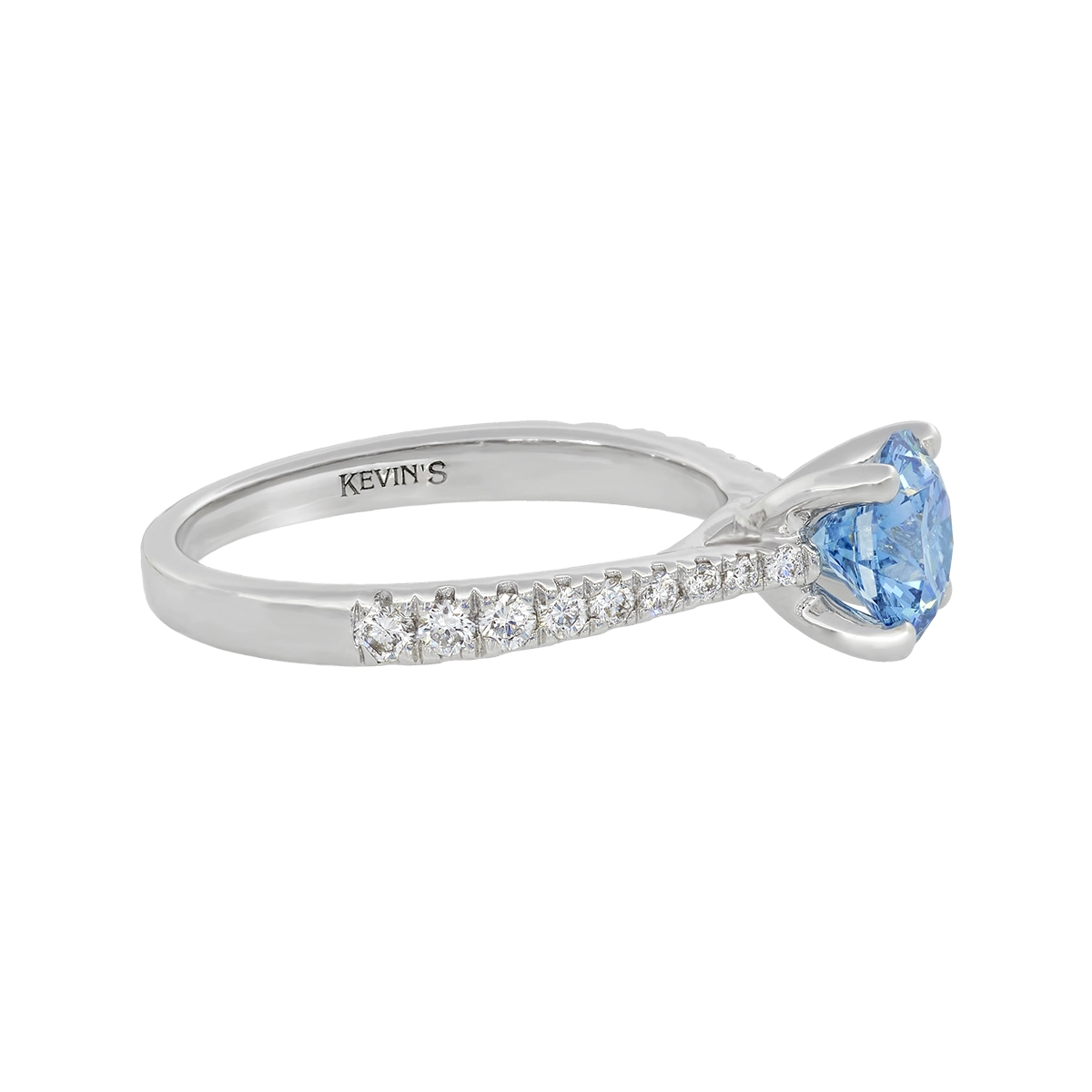 Anillo de compromiso con diamante azul de laboratorio central redondo IGI de 1.00ct y decoración en diamantes de laboratorio, oro tono blanco 18k, rodinado