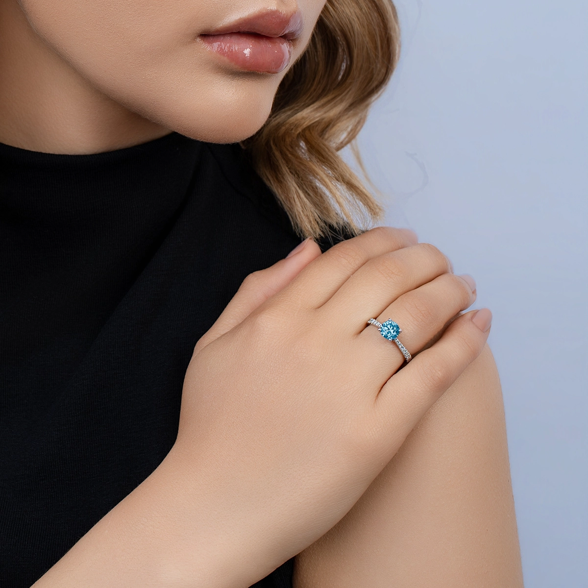 Anillo de compromiso con diamante azul de laboratorio central redondo IGI de 1.00ct y decoración en diamantes de laboratorio, oro tono blanco 18k, rodinado