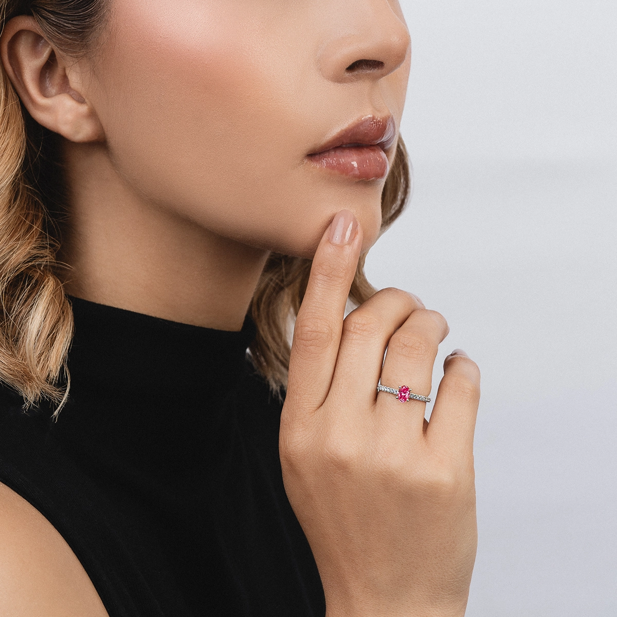 Anillo de compromiso con diamante rosado de laboratorio central óvalo IGI de 0.50ct y decoración en diamantes de laboratorio, oro tono blanco 18k, rodinado