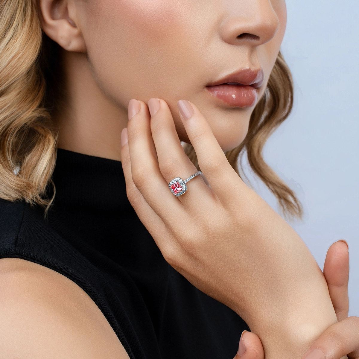 Anillo de compromiso halo cuadrado, con diamante rosado de laboratorio central princess IGI de 1.00ct y decoración en diamantes de laboratorio, oro tono blanco 18k, rodinado