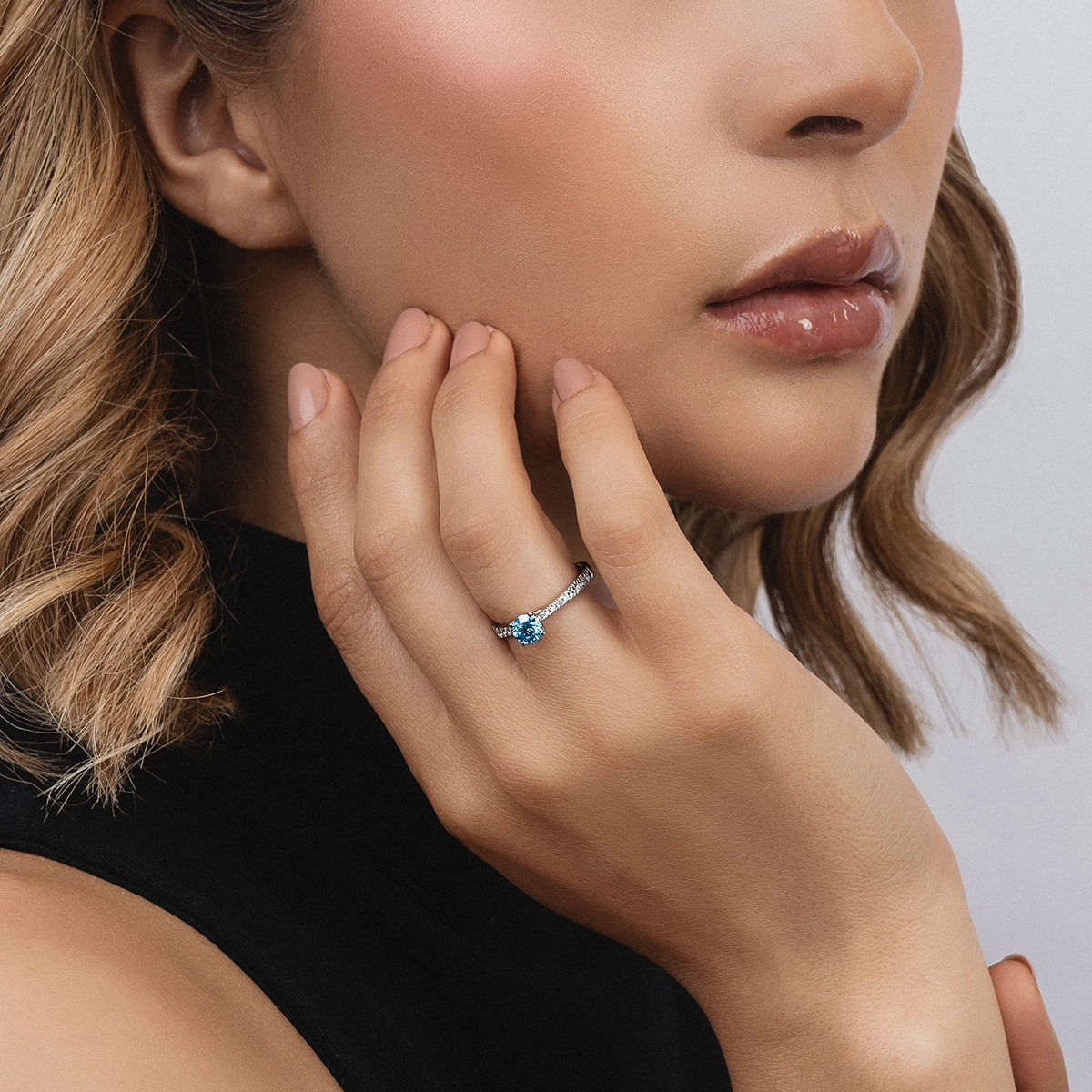 Anillo de compromiso con diamante azul de laboratorio central redondo IGI de 0.50ct y decoración en diamantes de laboratorio, oro tono blanco 18k, rodinado