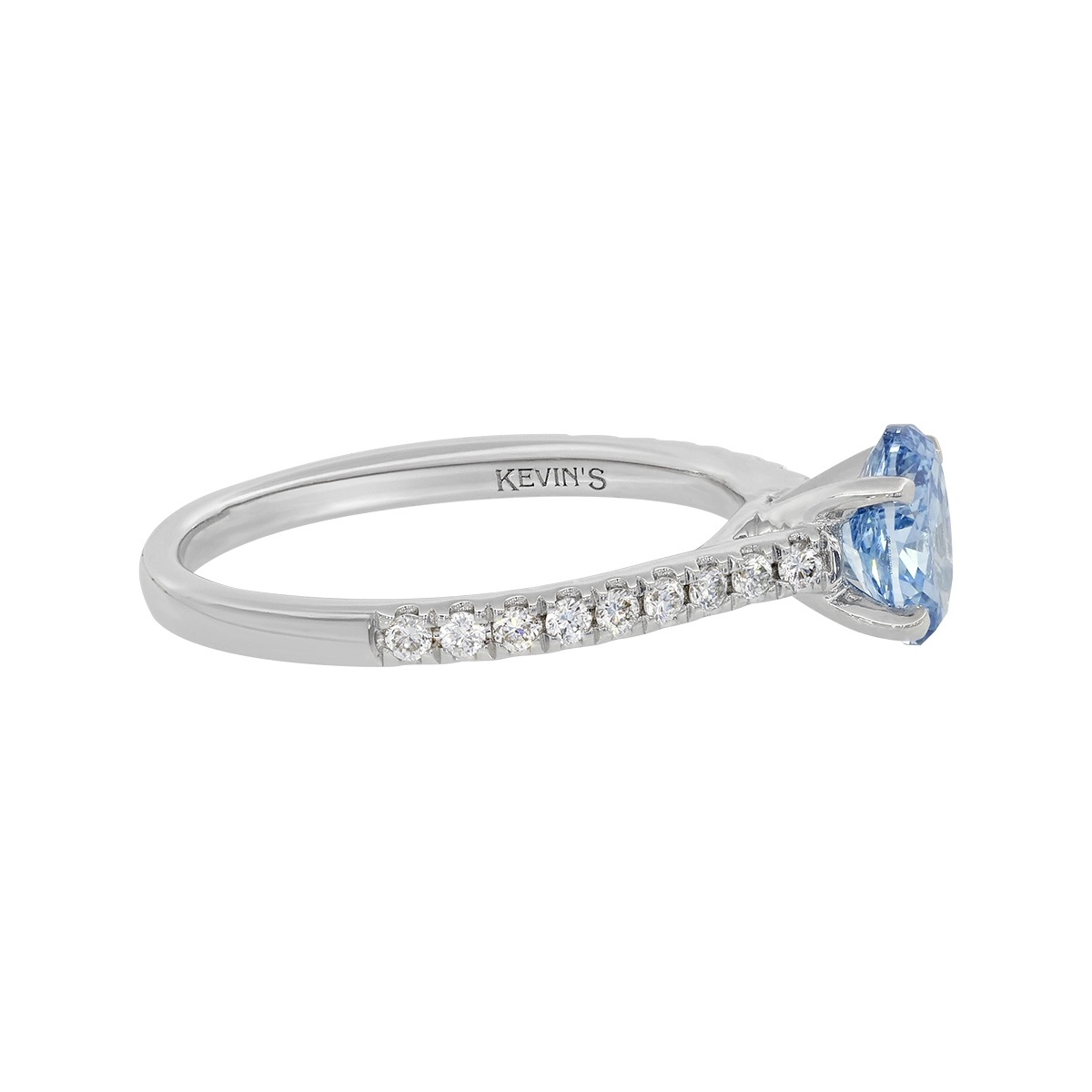 Anillo de compromiso con diamante azul de laboratorio central óvalo IGI de 0.75ct y decoración en diamantes de laboratorio, oro tono blanco 18k, rodinado