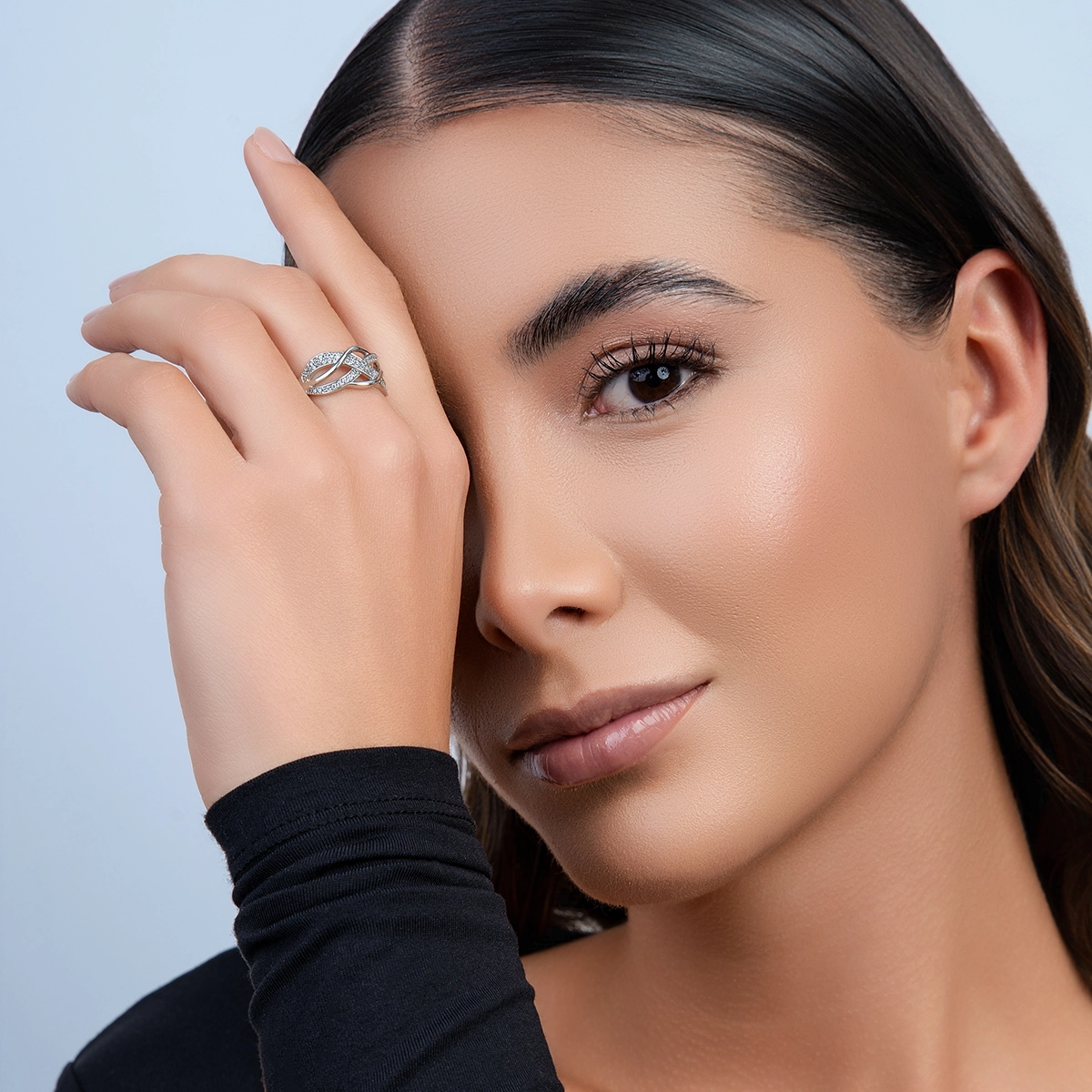 Anillo en oro blanco de 18 Kilates, con zircones