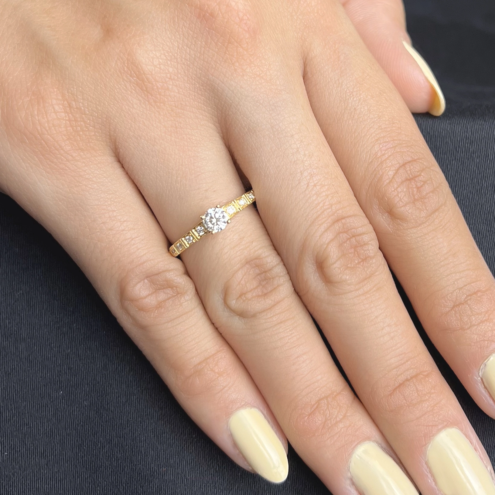 Anillo de compromiso con diamante central redondo GIA de 0.30ct y decoración en diamantes, oro tono amarillo 18k