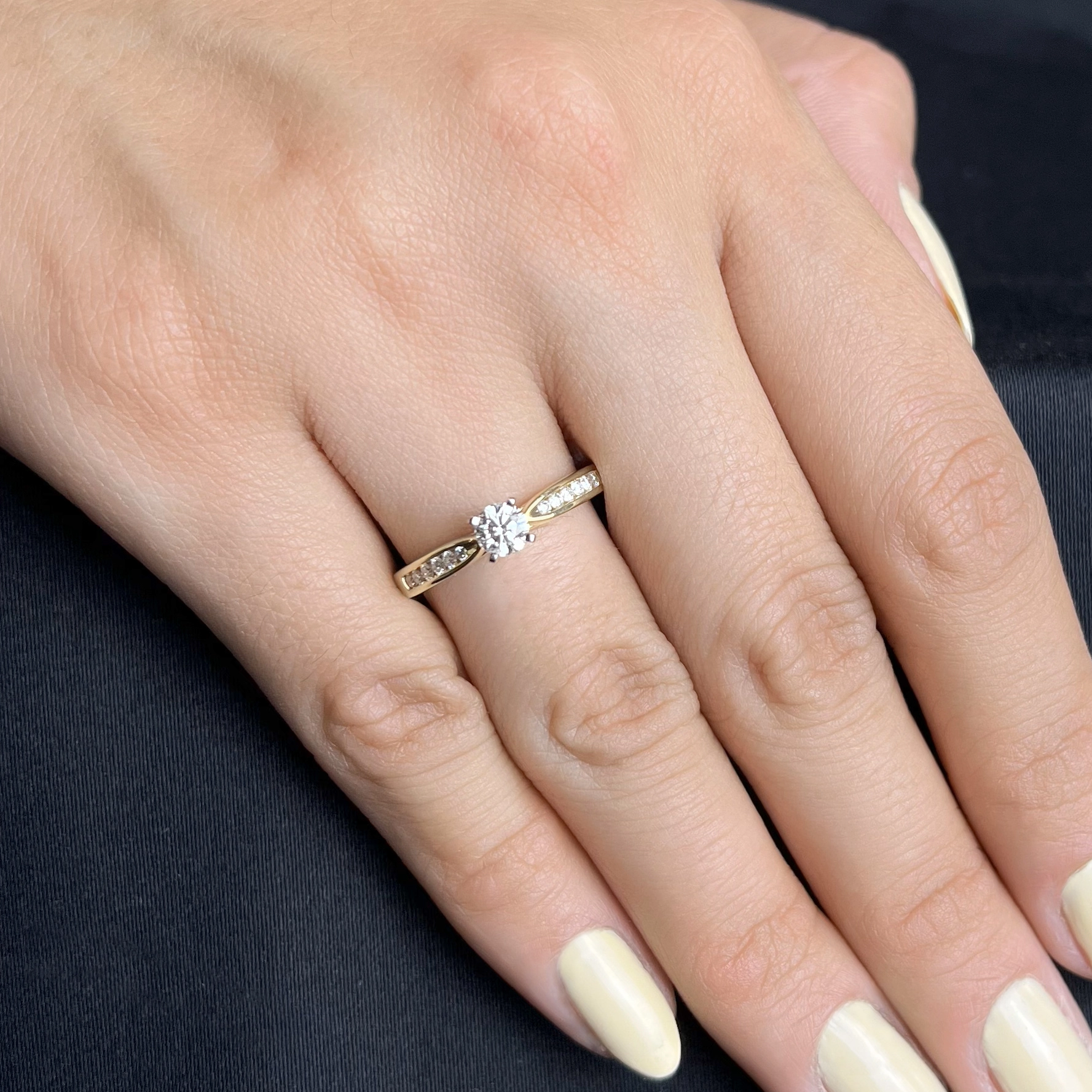 Anillo de compromiso con diamante central redondo GIA de 0.30ct y decoración en diamantes, oro 2 tonos 18k, rodinado