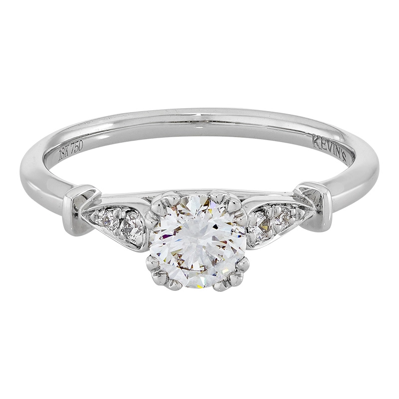 Anillo de compromiso con diamante central redondo GIA de 0.50ct y decoración en diamantes, oro tono blanco 18k, rodinado