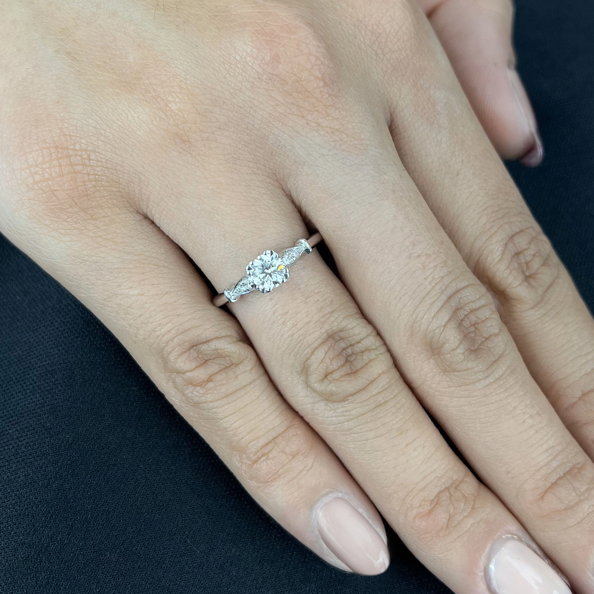 Anillo de compromiso con diamante central redondo GIA de 0.50ct y decoración en diamantes, oro tono blanco 18k, rodinado