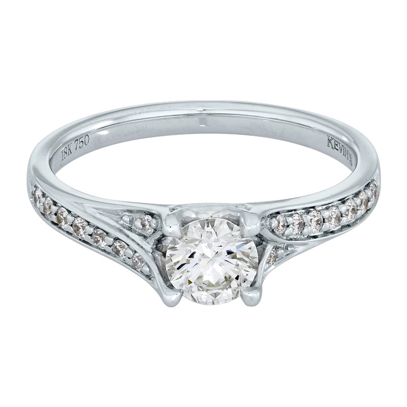 Anillo de compromiso con diamante central redondo GIA de 0.50ct y decoración en diamantes, oro tono blanco 18k, rodinado