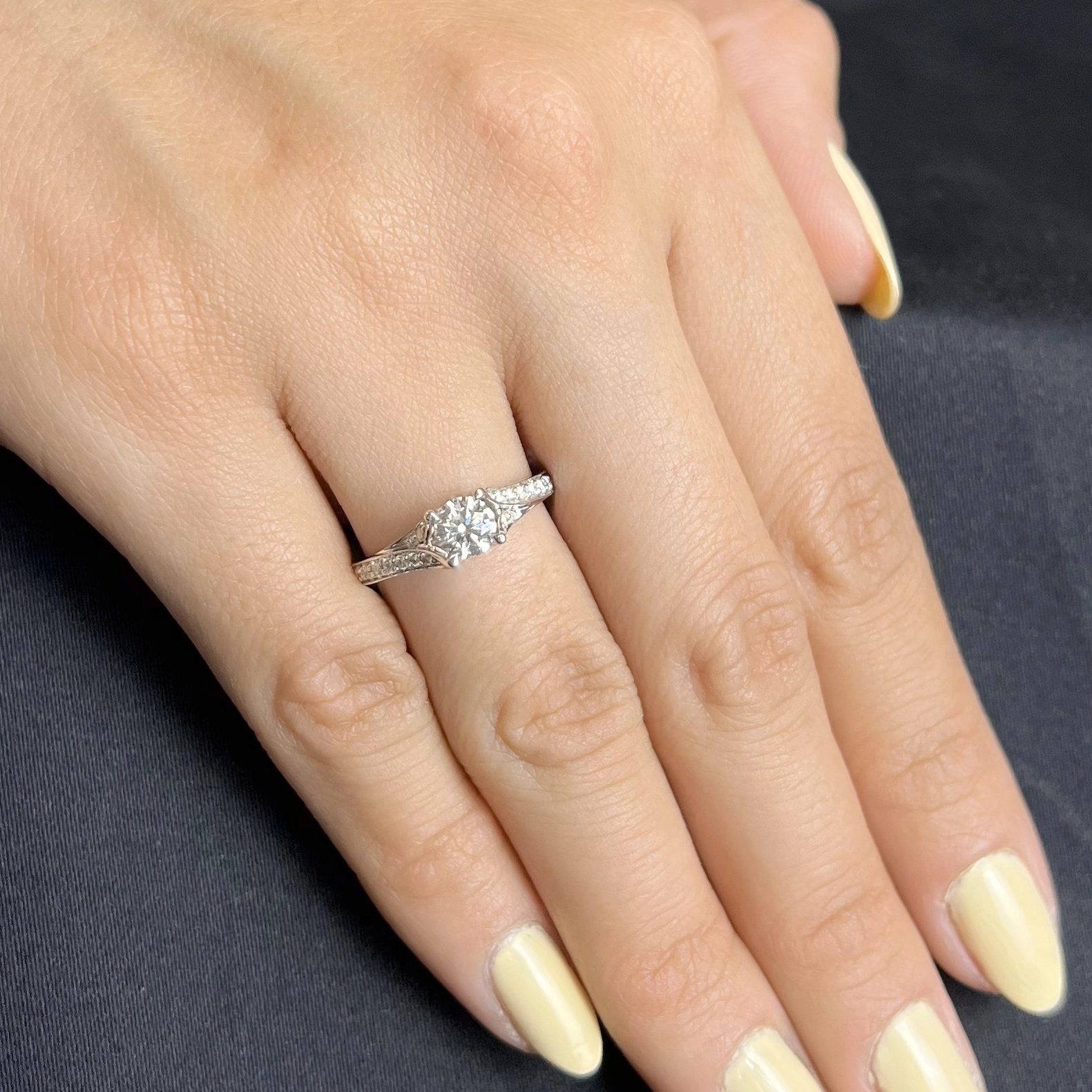 Anillo de compromiso con diamante central redondo GIA de 0.50ct y decoración en diamantes, oro tono blanco 18k, rodinado