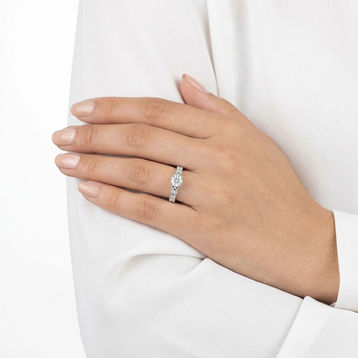 Anillo de compromiso con diamante central redondo GIA de 0.50ct y decoración en diamantes, oro tono blanco 18k, rodinado
