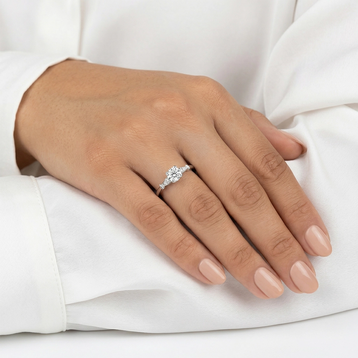 Anillo de compromiso con diamante central redondo GIA de 0.50ct y decoración en diamantes, oro tono blanco 18k, rodinado