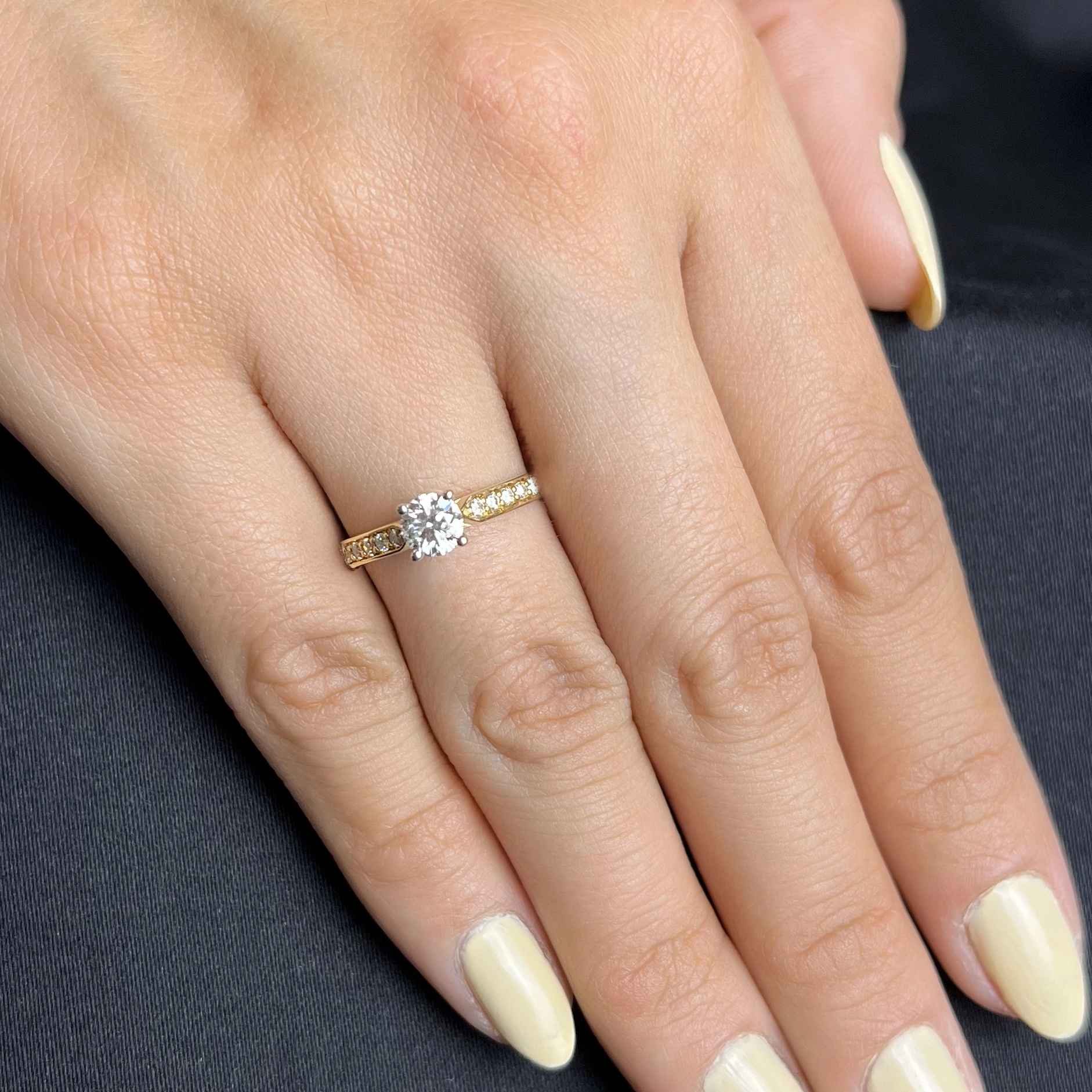 Anillo de compromiso con diamante central redondo GIA de 0.50ct y decoración en diamantes, oro 2 tonos 18k, rodinado